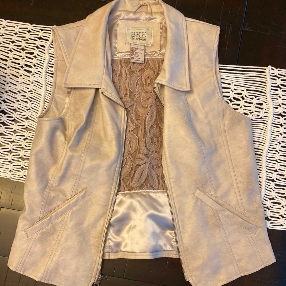 Buckle vest